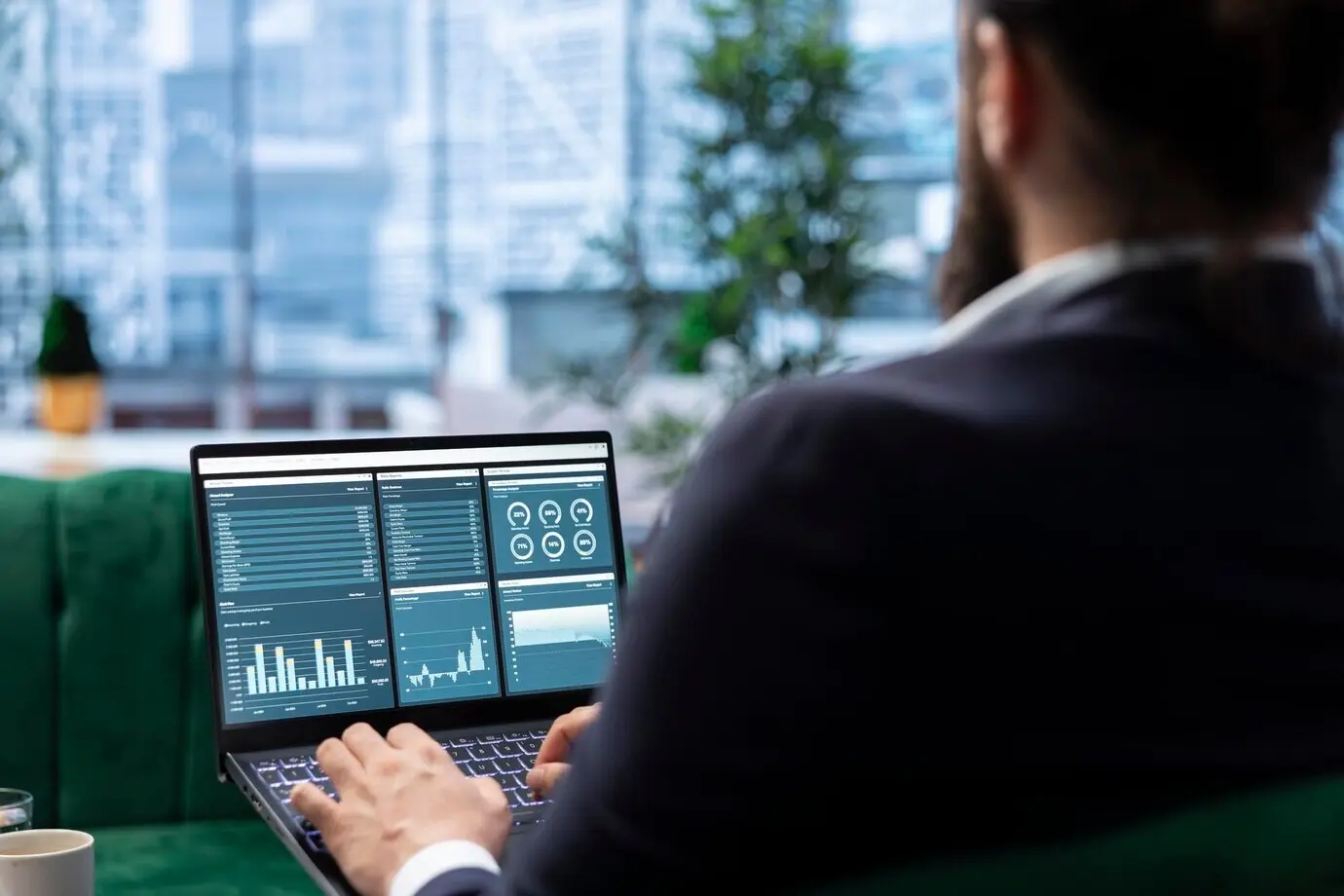 Решительный генеральный директор работает в офисе, анализируя инфографику и формулируя бизнес-цели.