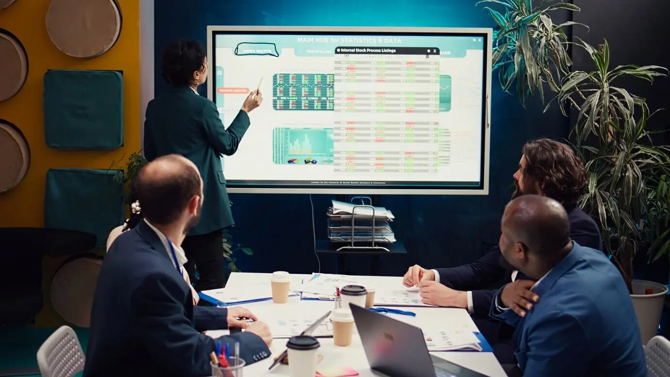 Операционный менеджер разрабатывает стратегии продаж и целевые показатели.